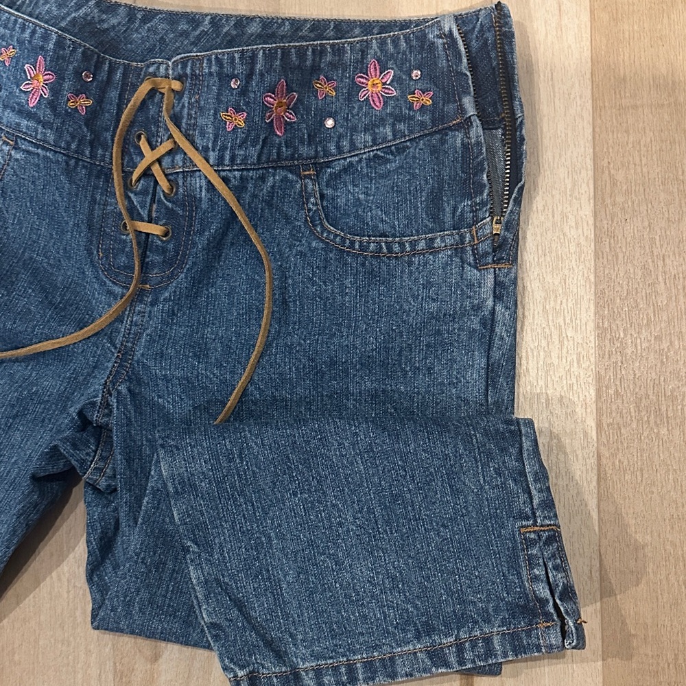 Embroidered Y2K Low Rise Capri - Picture 4 of 7